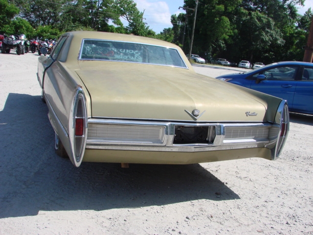 1-Cadillac_Calais_1967_before_restoration (3)